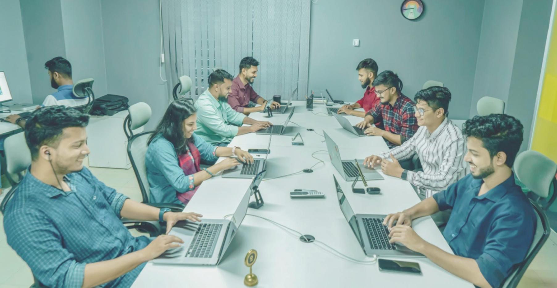 Estudiantes participando en sesión práctica de técnicas de ventas